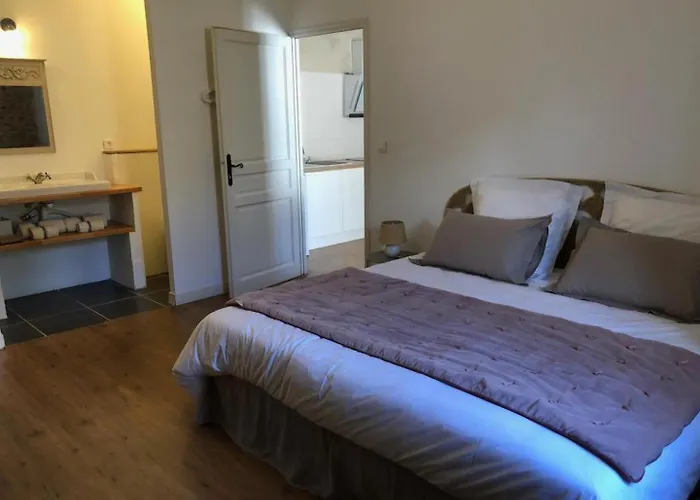 Дом отдыха Domaine De La Laugerie - Relais Du Consul Кастр